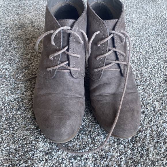 Suede Lace up wedge booties- Taupe size 8 - Picture 5 of 7